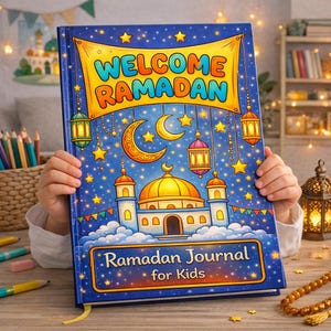 Pode incluir: Um diário azul do Ramadão para crianças com as palavras "WELCOME RAMADAN" e "Ramadan Journal for Kids" na capa. A capa apresenta uma mesquita, luas crescentes, estrelas e lanternas suspensas. Uma fita amarela de marcador é visível.