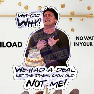 Puede incluir: Una tarta de chocolate con un adorno para tarta que presenta una imagen de dibujos animados de un hombre con el texto "WHY GOD WHY?" y "WE HAD A DEAL LET THE OTHERS GROW OLD NOT ME!". La tarta está decorada con trozos de chocolate.