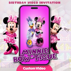 Pode incluir: Uma tela de smartphone exibindo um convite de vídeo de aniversário rosa com a Minnie Mouse e a Margarida. O texto diz BIRTHDAY VIDEO INVITATION, MINNIE BOW-TIQUE e Custom Video. A Minnie Mouse aparece em ambos os lados do telefone.