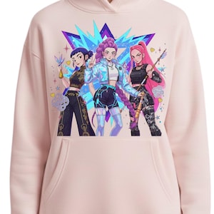 Peut inclure: Un sweat à capuche rose clair orné d'une illustration vibrante de trois personnages féminins stylisés. L'œuvre présente un fond en forme d'éclat d'étoile et des dessins de personnages détaillés, parfait pour les fans d'anime ou d'art graphique.