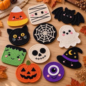 Puede incluir: Una colección de diez posavasos de ganchillo con temática de Halloween que incluye un caramelo de maíz, una momia, un murciélago negro, un gato negro, una telaraña, un fantasma blanco, un monstruo verde, una calavera, un sombrero de bruja, una calabaza y un ojo de cíclope morado.