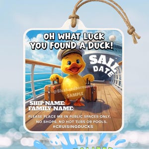 Op de afbeelding: Een gepersonaliseerde print met een cartoon eend met een matrozenhoed en bagage, met de tekst "OH WHAT LUCK YOU FOUND A DUCK!". De print bevat de woorden "SAIL DATE", "PERSONALIZED" en "UNLIMITED PRINTS".
