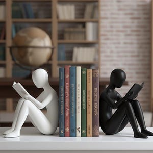Puede incluir: Dos figuras abstractas, una blanca y otra negra, leyendo libros, colocadas junto a una fila de libros coloridos. El fondo incluye un globo terráqueo y estanterías, sugiriendo un tema literario.