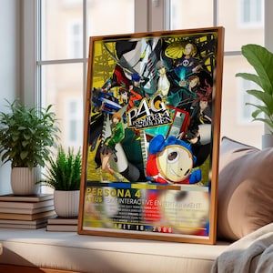 Può includere: Un poster rettangolare incorniciato con l'illustrazione del videogioco Persona 4 The Golden. Il design mostra diversi personaggi in stile anime, un'auto blu e una creatura simile a un orso. Il testo include Persona 4 The Golden, Atlus e July 10, 2008.