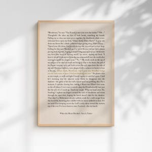 Könnte beinhalten: Gerahmter Druck mit Text aus "When the Moon Hatched" von Sara A. Parker. Der Text ist schwarz auf cremefarbenem Hintergrund, in einem Holzrahmen. Der Druck ist ein literarisches Werk.