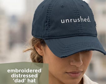Verontruste vaderhoed geborduurd ontwerp minimaal esthetisch casual stijl vintage geïnspireerde katoenen keperstof ongestructureerde kroon verstelbare riem
