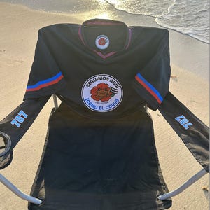 K&ouml;nnte beinhalten: Ein Set aus drei Keramikbechern mit gesprenkelter, matter Oberfl&auml;che. Die Becher sind in Creme-, Hellgrau- und Dunkelgraut&ouml;nen gehalten. Jeder Becher hat ein schlichtes, minimalistisches Design, ideal f&uuml;r Kaffee oder Tee.