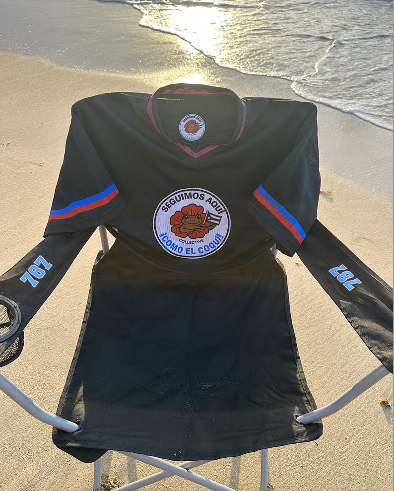 K&ouml;nnte beinhalten: Ein Set aus drei Keramikbechern mit gesprenkelter, matter Oberfl&auml;che. Die Becher sind in Creme-, Hellgrau- und Dunkelgraut&ouml;nen gehalten. Jeder Becher hat ein schlichtes, minimalistisches Design, ideal f&uuml;r Kaffee oder Tee.