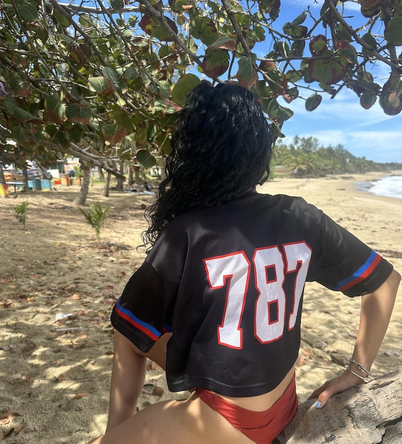 K&ouml;nnte beinhalten: Eine wei&szlig;e Keramik-Tasse mit schwarzem Henkel und dem Text "But First, Coffee" in handschriftlichem Stil. Die Tasse steht auf einer wei&szlig;en Oberfl&auml;che. Die Tasse ist etwa 10 cm hoch.