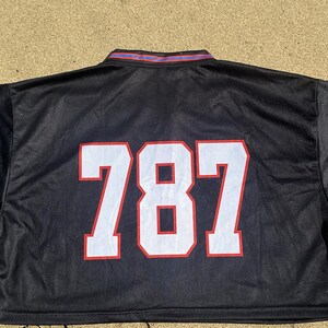 K&ouml;nnte beinhalten: Ein Satz von drei Keramik-Nistbechern in Blau-, Gr&uuml;n- und Wei&szlig;t&ouml;nen. Die Schalen haben eine gesprenkelte Glasur und ein schlichtes, modernes Design. Die gr&ouml;&szlig;te Schale hat einen Durchmesser von etwa 15 cm.