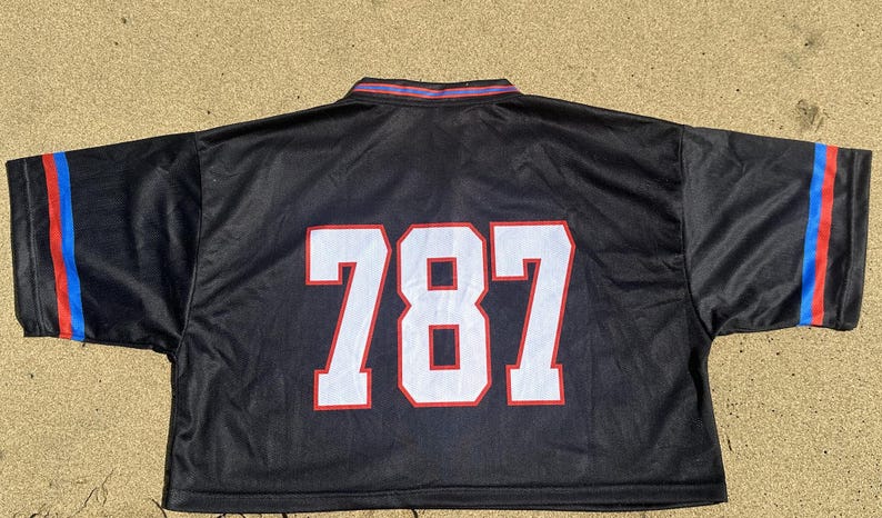 K&ouml;nnte beinhalten: Ein Satz von drei Keramik-Nistbechern in Blau-, Gr&uuml;n- und Wei&szlig;t&ouml;nen. Die Schalen haben eine gesprenkelte Glasur und ein schlichtes, modernes Design. Die gr&ouml;&szlig;te Schale hat einen Durchmesser von etwa 15 cm.