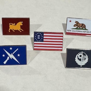 Peut inclure: Cinq épingles rectangulaires en émail avec divers motifs. L'une représente un taureau, une autre un drapeau américain avec un cercle d'étoiles, et une troisième affiche un ours avec le texte "NEW CALIFORNIA REPUBLIC". Les deux autres ont des symboles uniques.