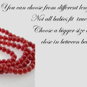 Puede incluir: Primer plano de una hebra de cuentas de coral rojo. Las cuentas son redondas y lisas, y est&aacute;n enhebradas en un hilo transparente. El texto "You can choose from different lengths. Not all babies fit true size. Choose a bigger size and close in between beads." est&aacute; escrito en letra cursiva.