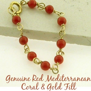 Puede incluir: Un brazalete de coral rojo y oro de relleno con cierre de langosta. El brazalete est&aacute; hecho con cuentas de coral rojo mediterr&aacute;neo genuino.
