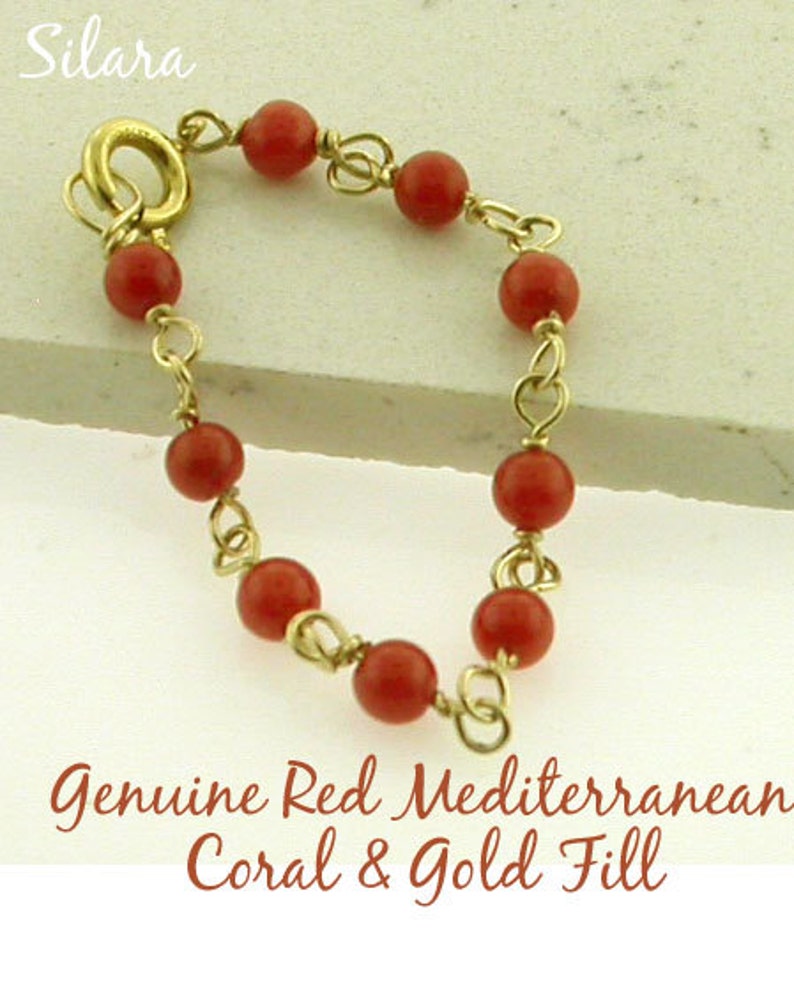 Puede incluir: Un brazalete de coral rojo y oro de relleno con cierre de langosta. El brazalete est&aacute; hecho con cuentas de coral rojo mediterr&aacute;neo genuino.