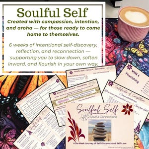 Op de afbeelding: Een verzameling zelfontdekkingsmaterialen, waaronder kaarten en een certificaat, met de tekst "Soulful Self". De items zijn gerangschikt op een kleurrijk oppervlak met vlinderthema, met een roze koffiemok op de achtergrond. Het thema is zelfreflectie en persoonlijke groei.