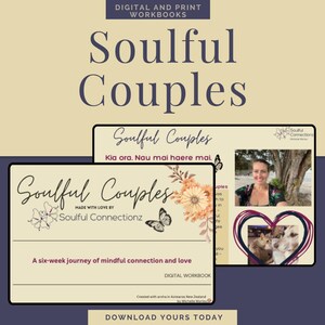 Puede incluir: Cuaderno de trabajo digital titulado "Soulful Couples" con ilustraciones florales y de mariposas. El cuaderno de trabajo incluye el texto "A six-week journey of mindful connection and love". La imagen también presenta una foto de una mujer y dos perros.
