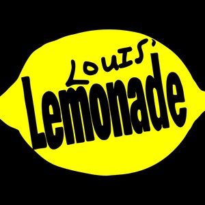 以下が含まれることがあります： 鮮やかな黄色のレモンの形に、黒い太字で「Louis' Lemonade」と書かれたグラフィックイラスト。背景は黒で、コントラストが際立っています。シンプルで、ロゴや看板に適したデザインです。
