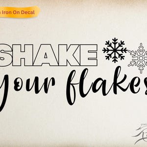Könnte beinhalten: Benutzerdefinierter Bügelbild-Aufkleber mit dem Schriftzug "SHAKE your flakes" in schwarzer Schrift und Blockbuchstaben, begleitet von zwei Schneeflocken-Designs. Der Hintergrund ist hellbeige.