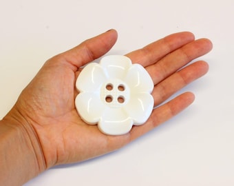 巨大な花のボタン、巨大な白い花のボタン 6.5cm、特大ボタン、巨大なノベルティボタン、巨大な子供用ボタン、イギリスのボタンショップ