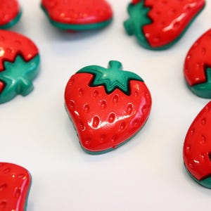 Botões de haste de morango: Novidade em armarinhos infantis (pacote com 10, 18 mm x 13 mm)
