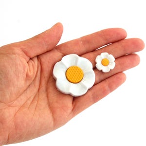 Large daisy buttons, flower buttons, doll making buttons, childrens buttons, 38mm daisy button, daisy shank button, UK sewing supplies