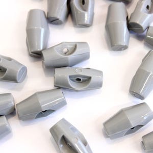子供服やベビー服用のグレーのミニトグルボタン10個、小さなグレーのプラスチック製トグルボタン（イギリス製）、手編みニット用ボタン、イギリスの裁縫用品