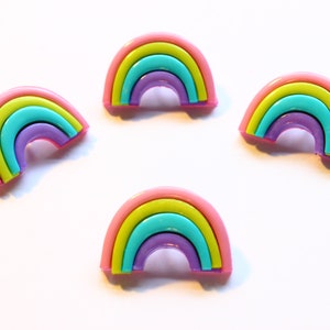 Guziki w pastelowych tęczach, guziki z trzonkiem w kształcie łuku tęczowego, kolorowe guziki dla dzieci, sklep w Wielkiej Brytanii, guziki w cukierkowych kolorach,