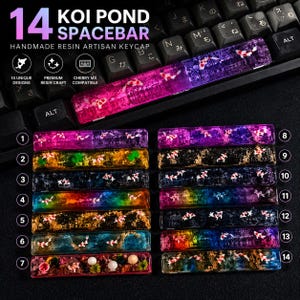 Peut inclure: Ensemble de 14 keycaps artisanaux en résine faits à la main sur le thème de l'étang aux carpes koï. Chaque keycap de barre d'espace présente un design unique avec des carpes koï dans une résine colorée et translucide. Le texte "KOI POND SPACEBAR" est visible.