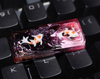 Tecla de resina hecha a mano con diseño de pez koi: Tecla Enter artesanal rosa y morada