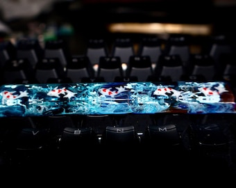 Barra espaciadora de resina Blue Koi: Tecla artesanal hecha a mano para teclado mecánico.