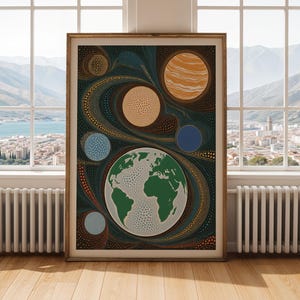 Puede incluir: Una impresión artística enmarcada que presenta una colorida ilustración de planetas y la Tierra. La obra de arte tiene un fondo oscuro con patrones arremolinados y varios planetas en tonos naranja, azul y beige. La Tierra se representa en verde y blanco.