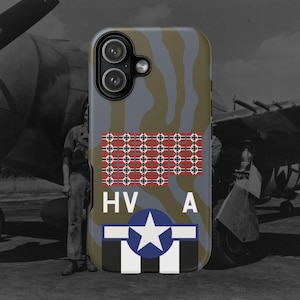 Op de afbeelding: Telefoonhoesje met een camouflagepatroon in grijstinten, groen en beige. Het ontwerp bevat een rood-zwart raster, de letters "HV A" en een blauwe ster in een wit-zwart gestreept embleem.