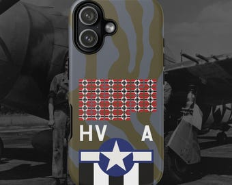 Könnte beinhalten: Eine Smartphone-Hülle mit einem Tarnmuster in Olivgrün und Grau. Das Design enthält ein Gitter aus kleinen roten und schwarzen Kreuzsymbolen, den weißen Text HV A sowie ein blau-weißes Sternemblem, das über vertikalen schwarz-weißen Streifen liegt.