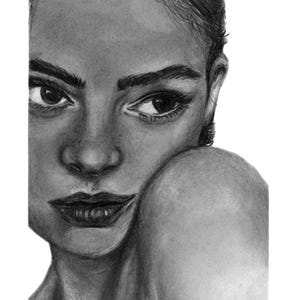 Puede incluir: Un retrato en grafito en escala de grises de una persona, con enfoque en el rostro y el hombro. La obra captura la mirada y los rasgos del sujeto, con el texto "Graphite by Jane" en la parte inferior.
