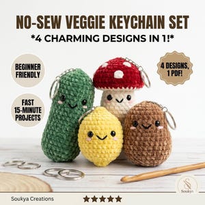 Op de afbeelding: Een set van vier no-sew groente sleutelhanger ontwerpen, waaronder een groene augurk, een rood-witte paddenstoel, een gele citroen en een bruine aardappel. Elke sleutelhanger heeft een lachend gezicht en een zilveren sleutelhanger. De tekst luidt "NO-SEW VEGGIE KEYCHAIN SET *4 CHARMING DESIGNS IN 1!*"