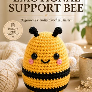 Puede incluir: Un patrón de ganchillo titulado MAKE YOUR OWN EMOTIONAL SUPPORT BEE Beginner Friendly Crochet Pattern con un icono de descarga instantánea en PDF. La imagen muestra una abeja de ganchillo amarilla y negra con ojos negros y mejillas rosas.