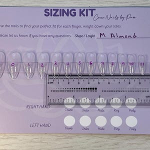 Op de afbeelding: Een lichtpaarse sizing kit met doorzichtige, amandelvormige nagelmonsters genummerd van 00 tot 11. Een liniaal is onder de nagels geplaatst om te meten. De tekst "SIZING KIT" en "Coco Nails by Pam" staan bovenaan. De tekst "Shape/Lenght M Almond" is geschreven.