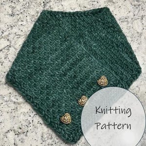 Op de afbeelding: Een gebreide col in teal groen, met een textuursteekpatroon. De col is vastgemaakt met drie goudkleurige hartvormige knopen. De afbeelding bevat de tekst "Knitting Pattern" in een witte cirkel.