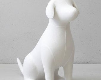 Maniquí de perro de lino: perro grande sentado, forma drapeada