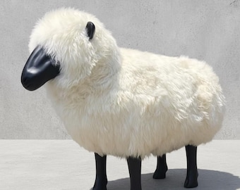 Escultura de oveja tallada a mano: piel de oveja natural sin teñir, marco de madera