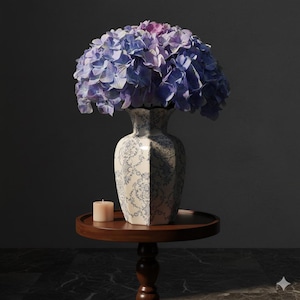 Peut inclure: Un vase décoratif rempli d'hortensias bleus et violets est posé sur une petite table ronde en bois. Le vase présente un motif floral blanc et bleu. Une petite bougie rose allumée est à côté du vase. La table est de couleur marron foncé.