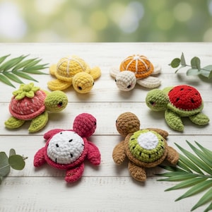 Pode incluir: Uma coleção de seis figuras de tartarugas de crochê, cada uma com um design único inspirado em frutas. As tartarugas apresentam cores vibrantes como amarelo, laranja, vermelho e verde, com detalhes que se assemelham a um limão, laranja, morango, melancia, fruta do dragão e kiwi.