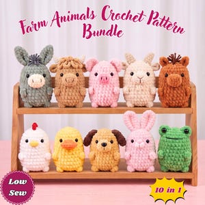 Op de afbeelding: Een verzameling van tien gehaakte boerderijdier-knuffels op een houten plank met twee niveaus. De tekst luidt Farm Animals Crochet Pattern Bundle, Low Sew en 10 in 1. De dieren zijn een ezel, koe, varken, geit, paard, kip, eend, hond, konijn en kikker.