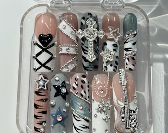 Y2K Alt Press On Nails: Chrom-Gitarre Zebra-Print und Kreuz Anhänger