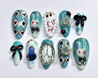 Wonderland Press On Nails: 3D weißes Kaninchen, Spielkartenanzüge und Uhrendesign