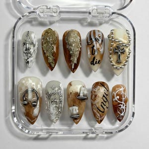 Fallen Angel Press On Nails: bruine vleugel, veren en zilveren piercing