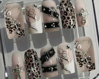 Gothic Leopard Presse auf den Nägeln: Chrom Kreuz Rosenkranz Kette und Nietenbügel Art