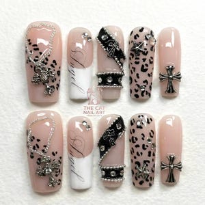 Könnte beinhalten: Ein Set aus drei Keramikbechern mit gesprenkelter, matter Oberfläche. Die Becher sind in Creme-, Hellgrau- und Dunkelgrautönen gehalten. Jeder Becher hat ein schlichtes, minimalistisches Design und einen abgerundeten Henkel.