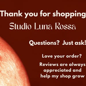 K&ouml;nnte beinhalten: Ein dunkelroter Hintergrund mit einer Teilansicht eines texturierten, hellen Mondes auf der linken Seite. Der Text lautet: Thank you for shopping Studio Luna Rossa. Questions? Just ask! Love your order? Reviews are always appreciated and help my shop grow.
